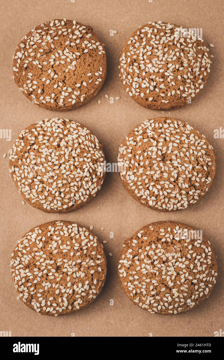 Oat Cookie mit Sesam auf Handwerk Papier. Braunen Hintergrund. Hausgemachte backen. Stockfoto