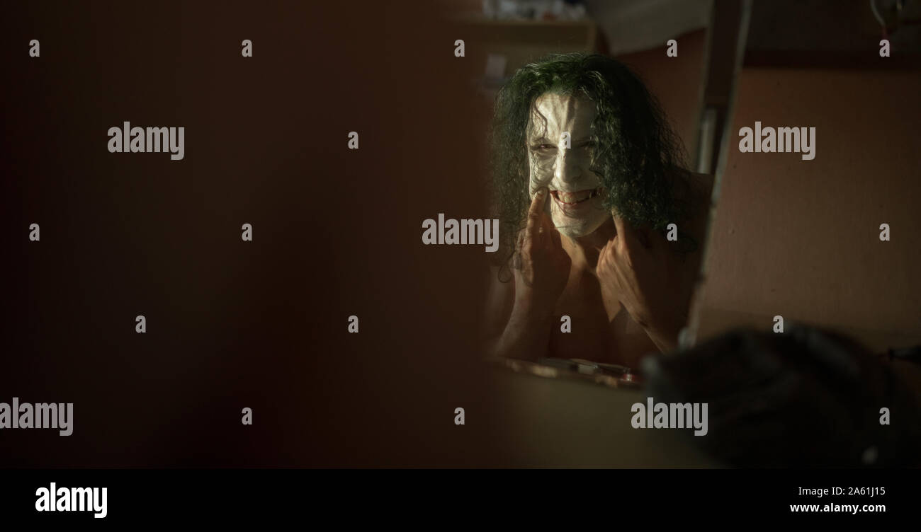 Dnipro, Ukraine - Oktober 22, 2019: Cosplayer in das Bild eines Verrückten clown Arthur Fleck aus dem Psychologischen Thriller' Grimassen Joker' und lächelt ich Stockfoto