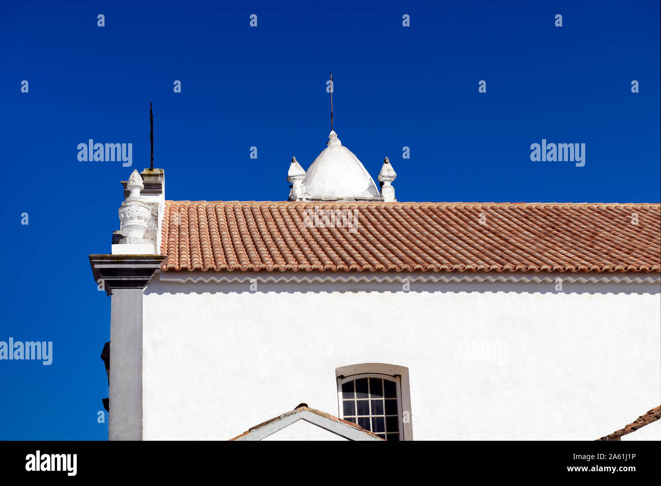 Moncarapacho weiß bemalte Kirche unserer Lieben Frau von Gnade, Praca Da Reublica, Moncarapacho. Algarve, Portugal. Stockfoto