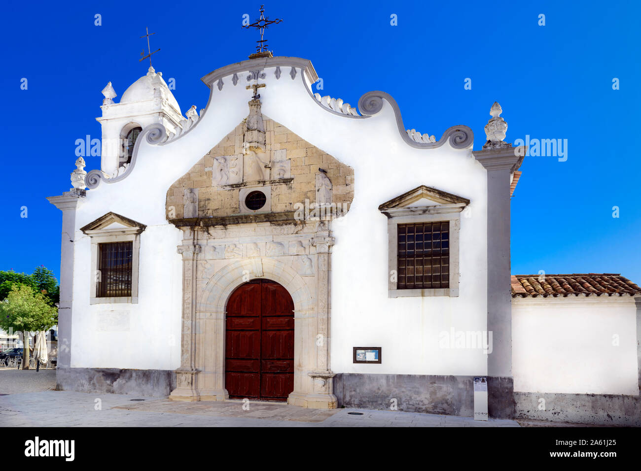 Moncarapacho weiß bemalte Kirche unserer Lieben Frau von Gnade, Praca Da Reublica, Moncarapacho. Algarve, Portugal. Stockfoto