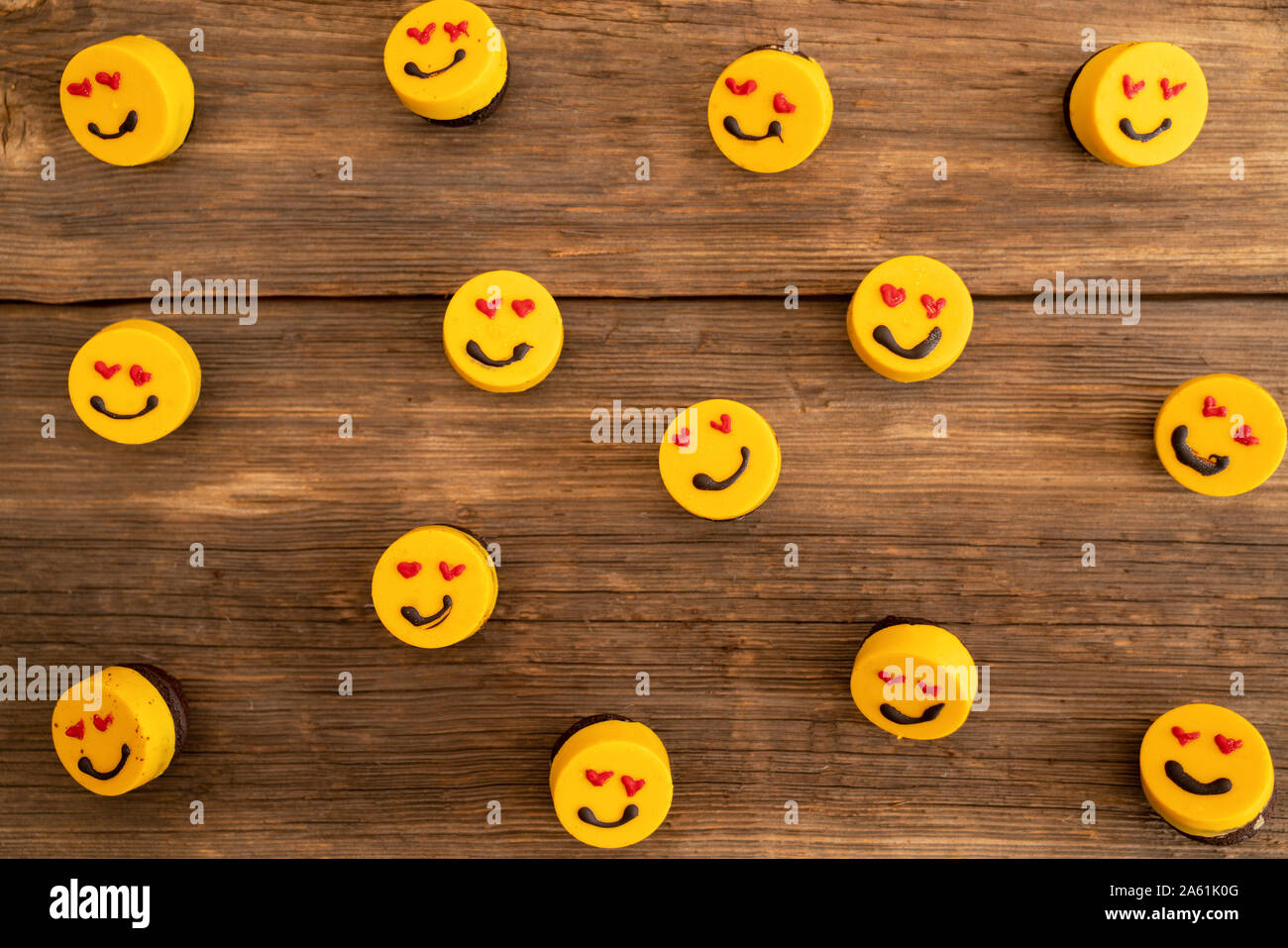 Viele leckere Cupcakes auf einer hölzernen Hintergrund mit aline. Stockfoto