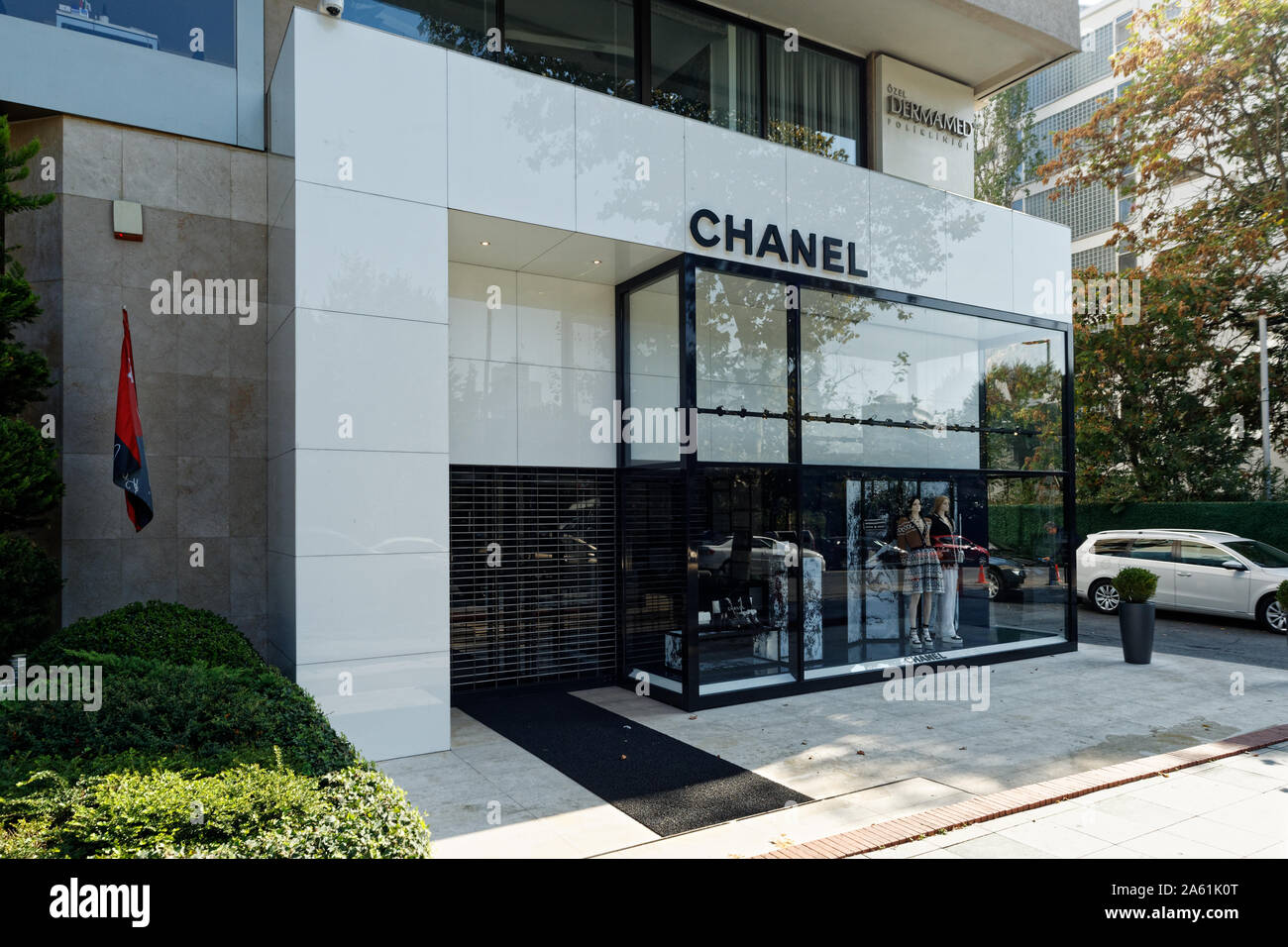 Nisantasi, Türkei - 20. Oktober 2019: Chanel Nisantasi Store Fassade auf einer leeren Straße ohne Menschen am Sonntag. Perspektive betrachten. Stockfoto