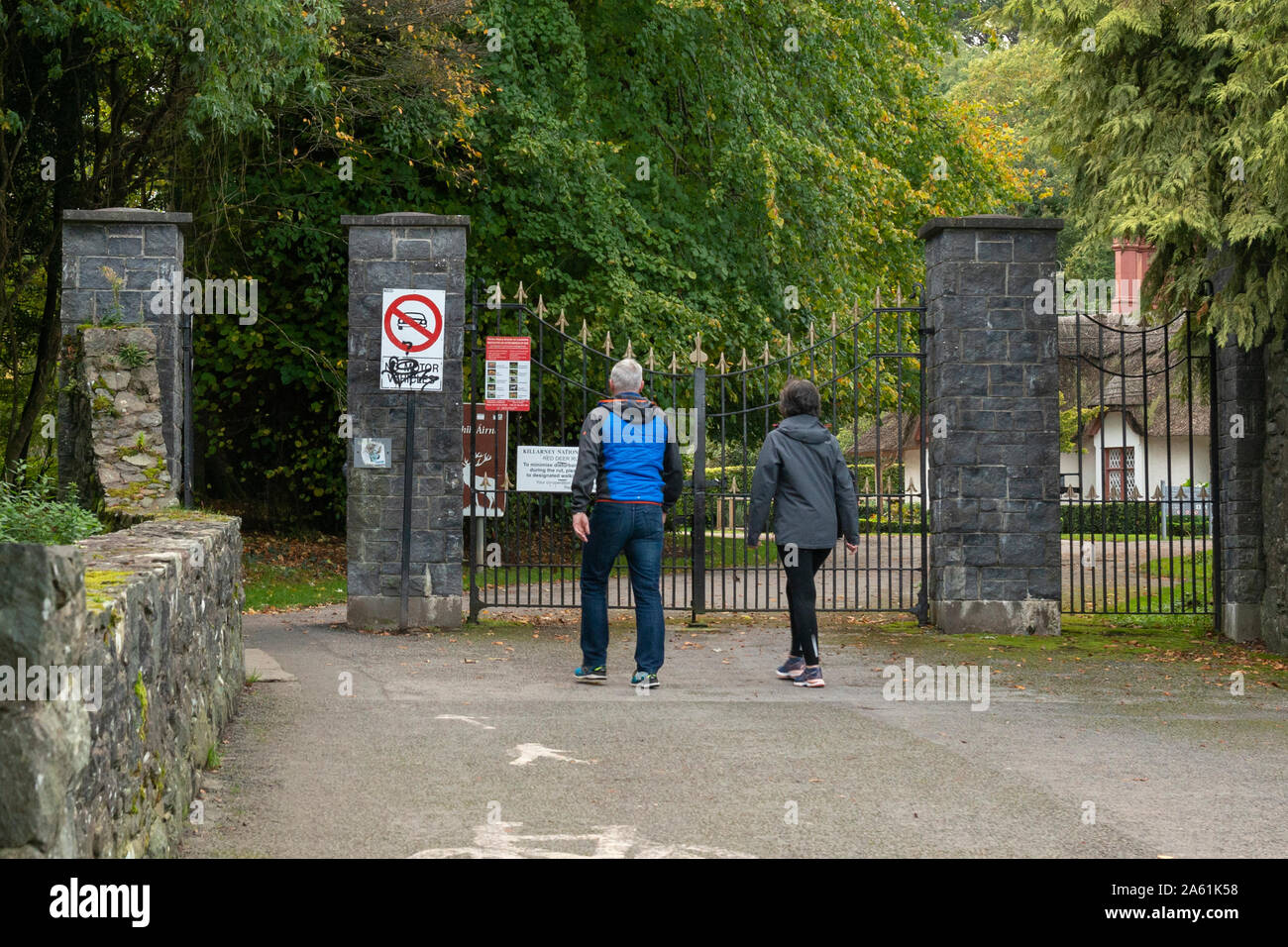 Das Eingangstor zum Killarney National Park im Knockreer in Killarney, County Kerry, Irland Stockfoto