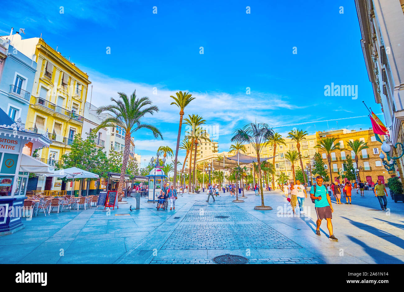 CADIZ, Spanien - 19 September, 2019: Die Plaza de San Juan de Dios ist einer der größten Plätze in der Altstadt mit seinen zahlreichen Restaurants, Geschäften und anderen Stockfoto