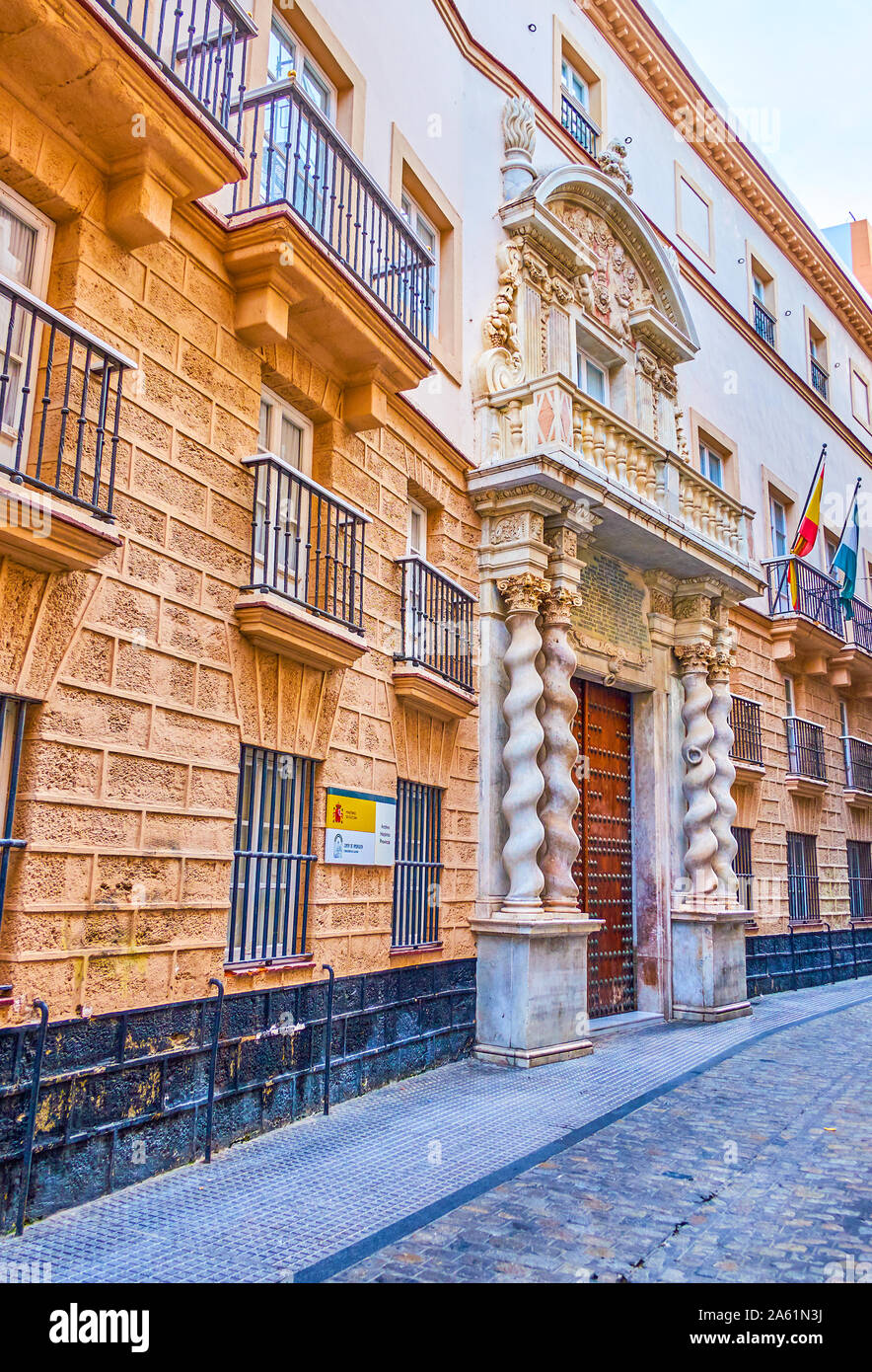 CADIZ, Spanien - 19 September, 2019: Die erstaunliche Eingangsportal der provinziellen Historisches Archiv mit gekrümmten Spalten in engen mittelalterlichen Straße, im Septe Stockfoto