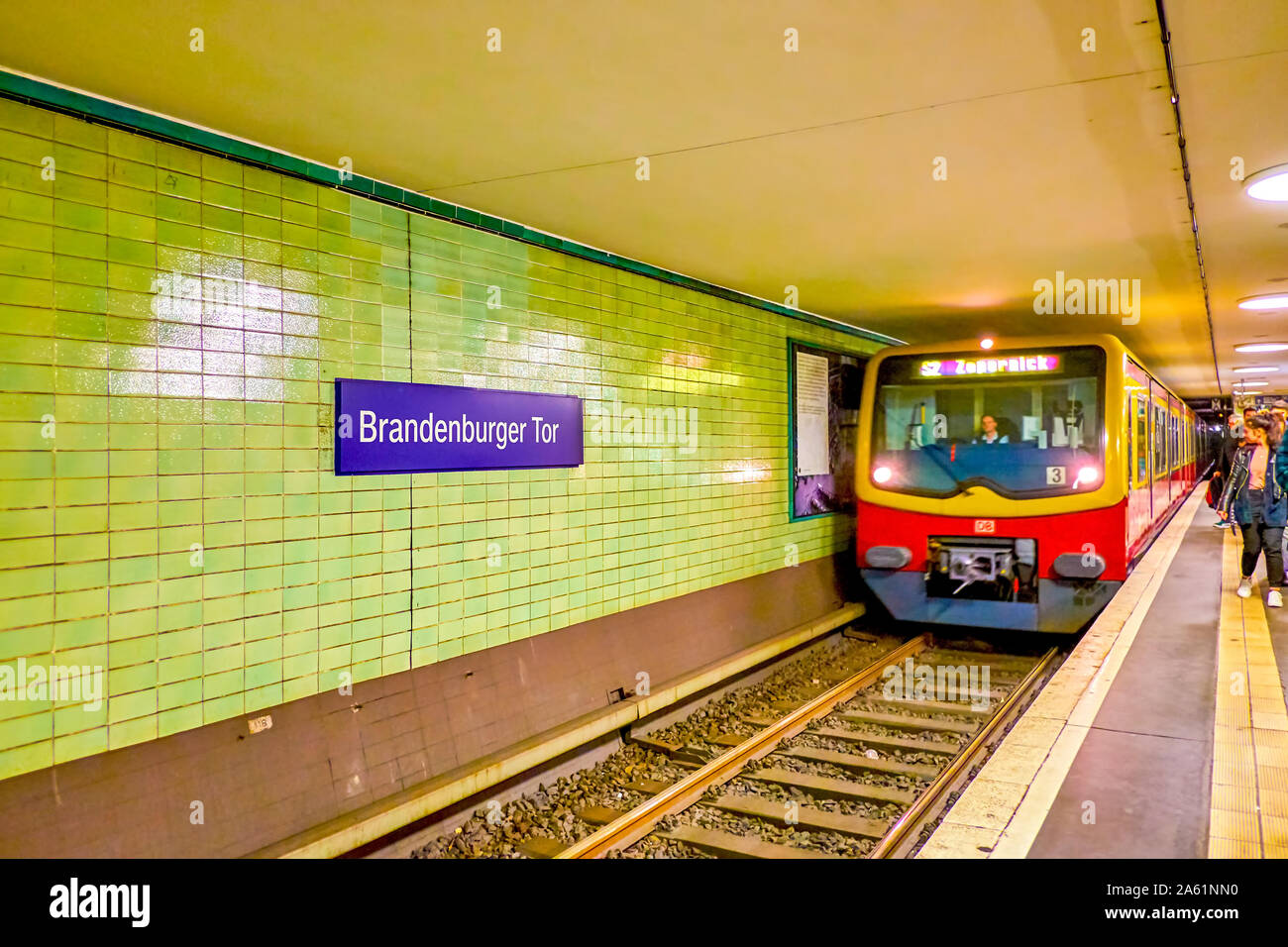 BERLIN, DEUTSCHLAND - 3. OKTOBER 2019: Die U-Bahn Zug kommt zum Brandenburger Tor U-Bahn Station, am 3. Oktober in Berlin. Stockfoto