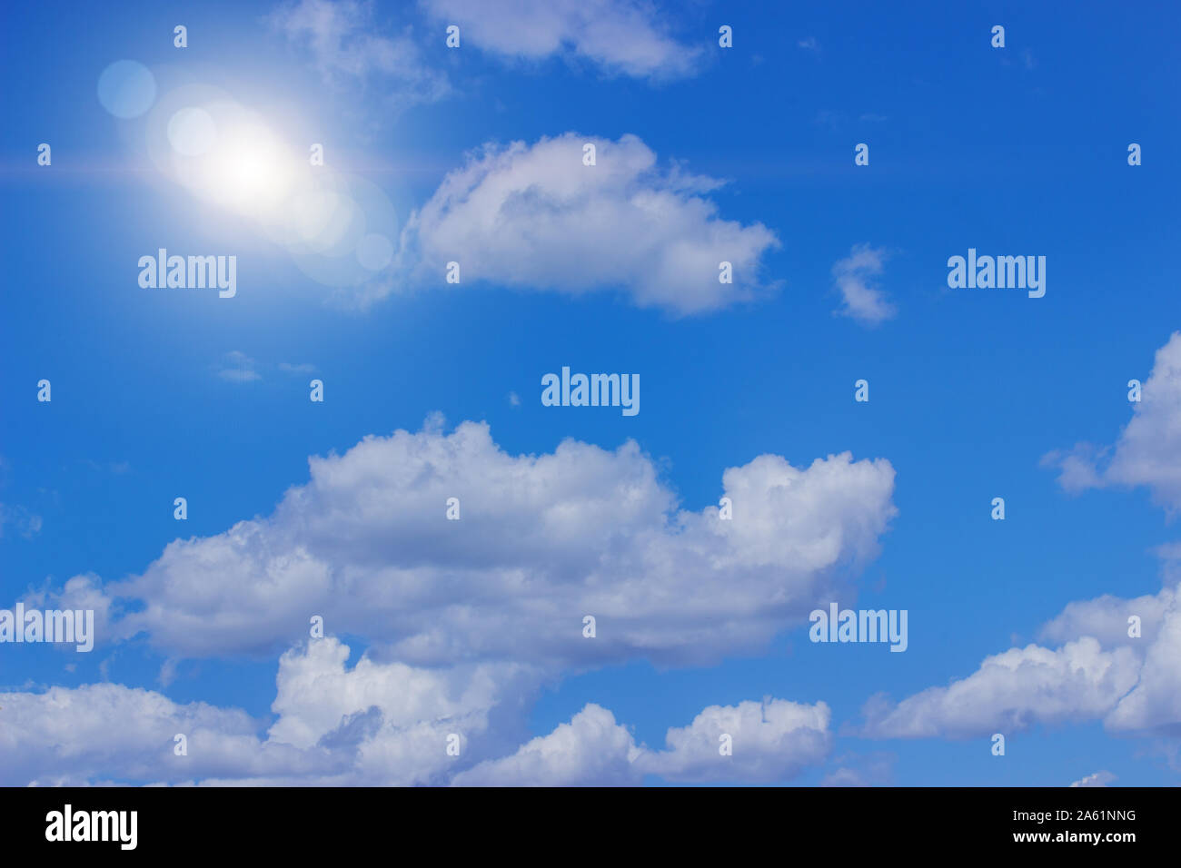 Blauer Himmel mit Wolken und Sonne Stockfoto