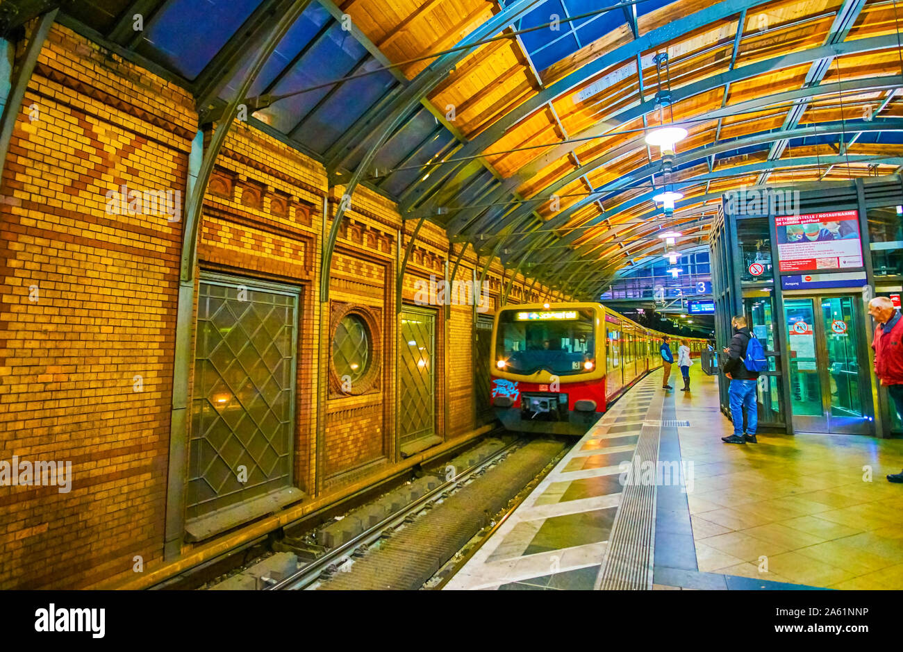 BERLIN, DEUTSCHLAND - 3. OKTOBER 2019: Die alten Zug der U-bahn Linie kommt auf die überdachte Haltestelle Hackescher Markt, am 3. Oktober in Berlin. Stockfoto