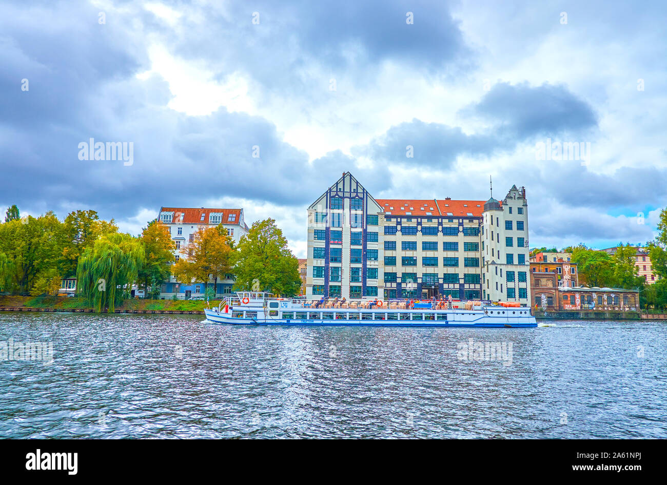 BERLIN, DEUTSCHLAND - 3. OKTOBER 2019: Die Spree in Berlin mit cewntral segeln Sehenswürdigkeiten touristische Boot und modernen Gebäuden auf der Bank, auf Octob Stockfoto