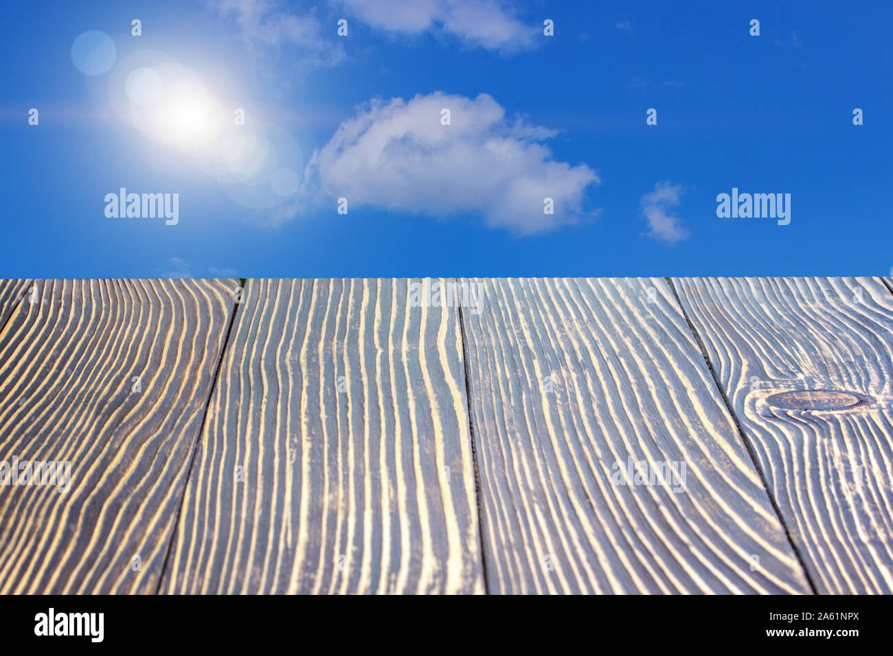 Blauer Himmel mit Wolken und Sonne Holz- alte Board retro Stockfoto