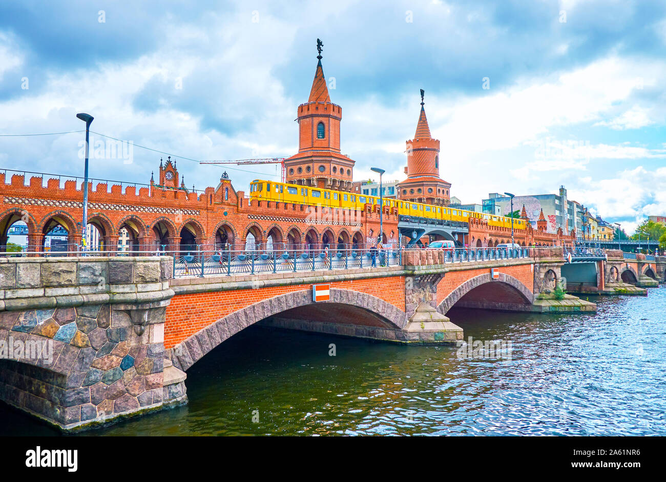 BERLIN, DEUTSCHLAND - 3. Oktober 2019: Der gelbe Zug der Metro U-bahn Fahrten auf der oberen Stufe des berühmten oberbaum Brücke, am 3. Oktober in Berlin. Stockfoto