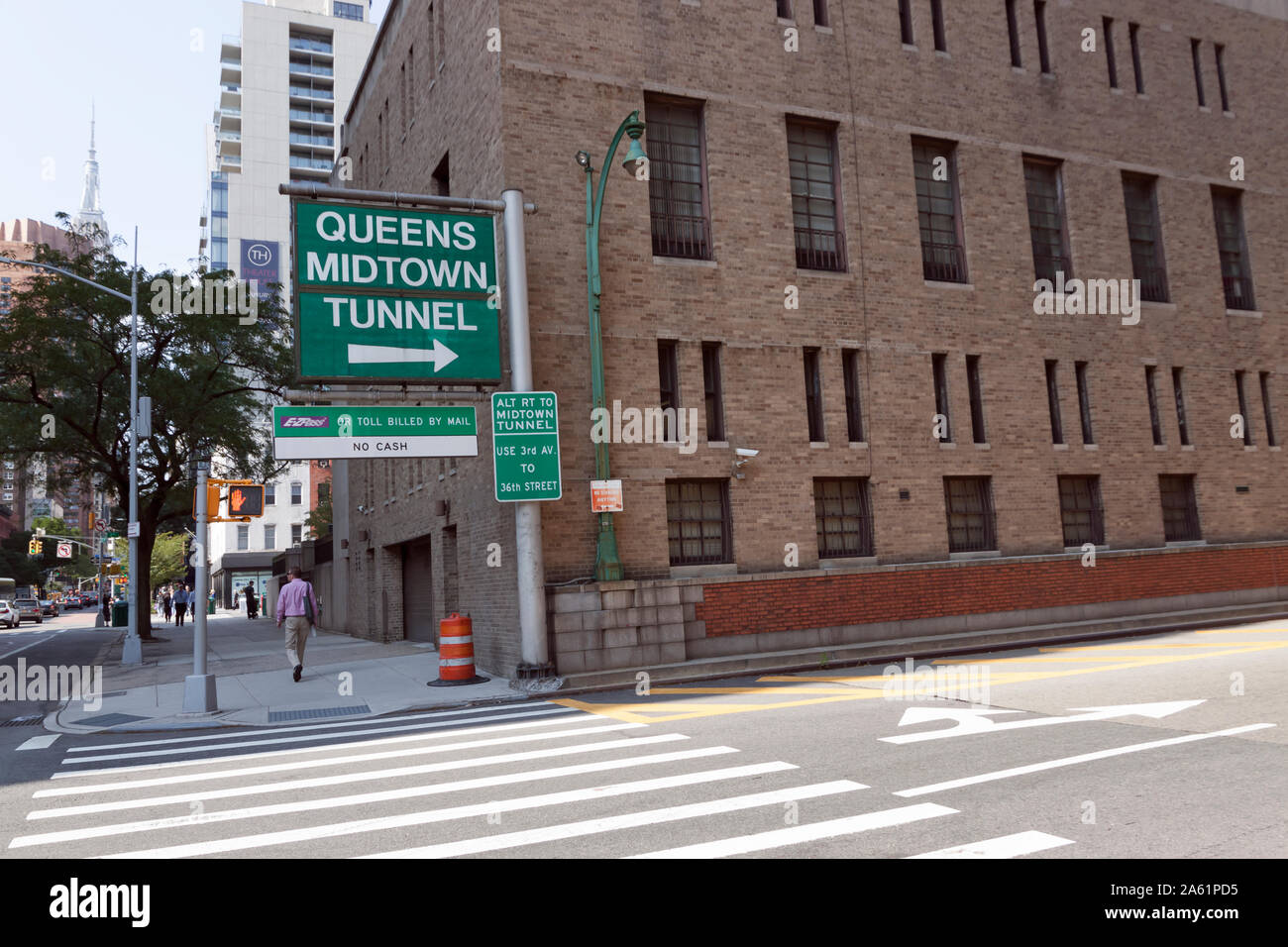 Queens Midtown Tunnel alternative Route Eingang sign off East 34th Street, in Midtown Manhattan. Stockfoto