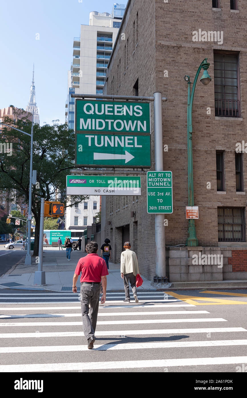 Queens Midtown Tunnel alternative Route Eingang sign off East 34th Street, in Midtown Manhattan. Stockfoto