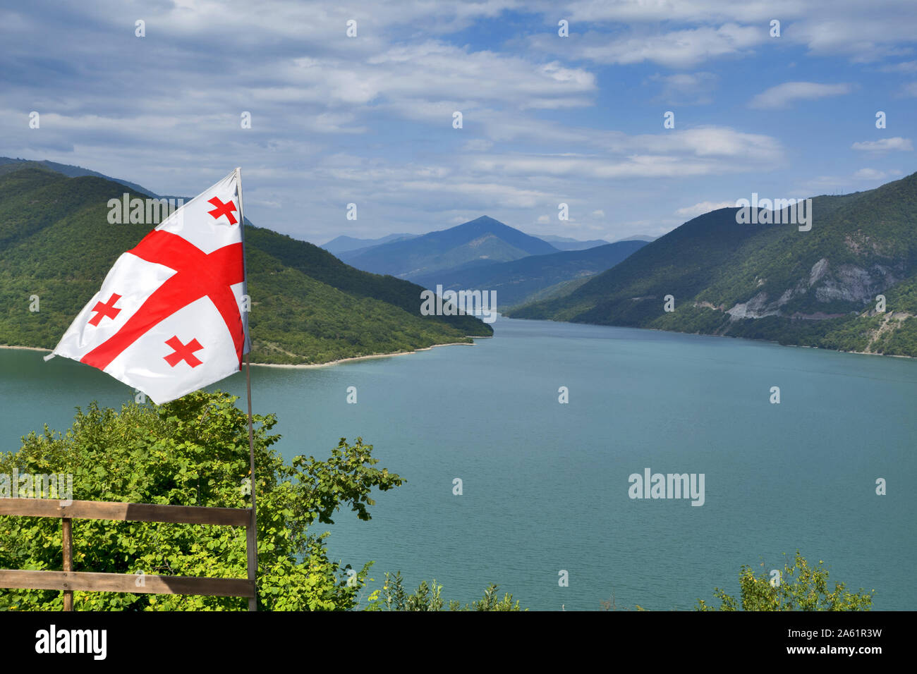 Georgien, Kaukasus: Enguri Dam-georgische Flagge Stockfoto