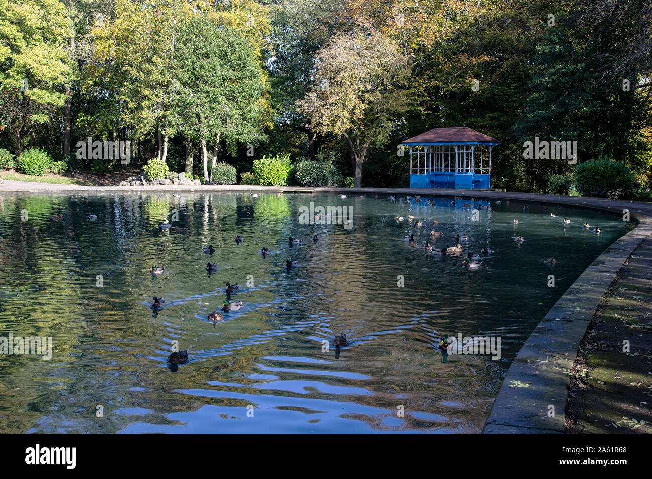 Die zierteich und Tempelbau ein Refugium für Raucher und Kartenspieler im Crow öffentlichen Park Nest, Dewsbury, West Yorkshire, England Stockfoto