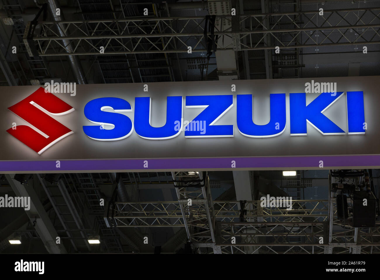 Tokio, Japan. 23 Okt, 2019. Ein Logo von Suzuki ist während einer Pressekonferenz auf der 46. Tokyo Motor Show 2019 in Tokyo Big Sight gesehen. Tokyo Motor Show 2019 präsentiert neue Mobilität Technologien aus Japan und Übersee Automobilhersteller. Die Ausstellung ist für die Öffentlichkeit vom 25. Oktober bis 4. November. Credit: Rodrigo Reyes Marin/ZUMA Draht/Alamy leben Nachrichten Stockfoto