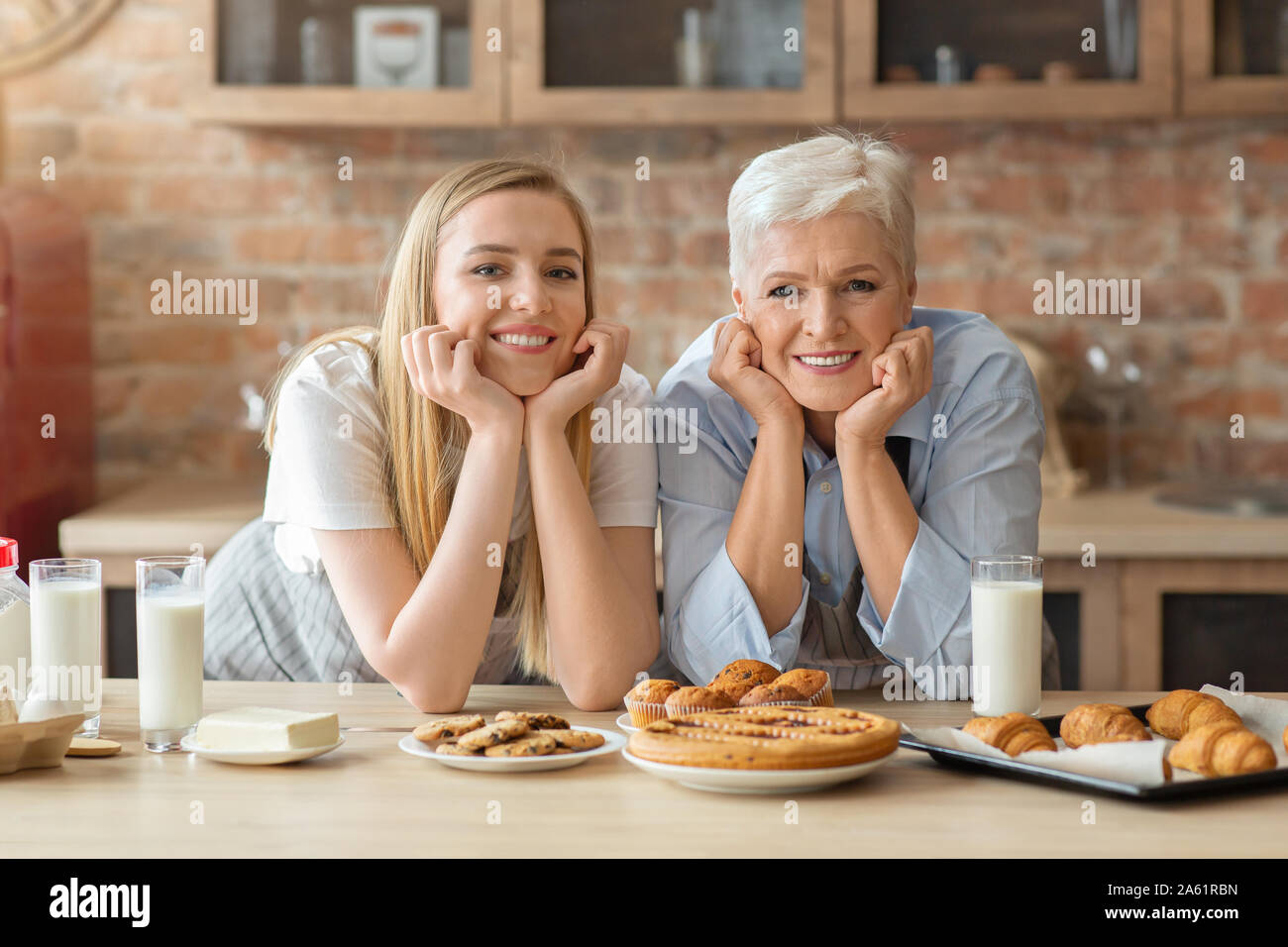 Glückliche Zeit mit meiner Mutter zusammen backen Stockfoto