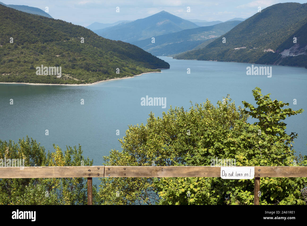 Georgien, Kaukasus: Enguri Dam-Aufschrift "nicht die Schlanke auf' Stockfoto
