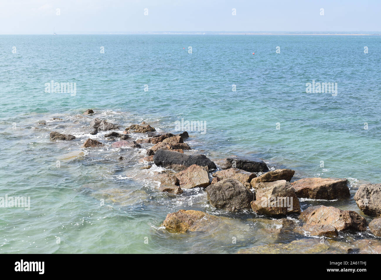 Seascape rock groyne, Totland Bay, Isle of Wight, Großbritannien Stockfoto