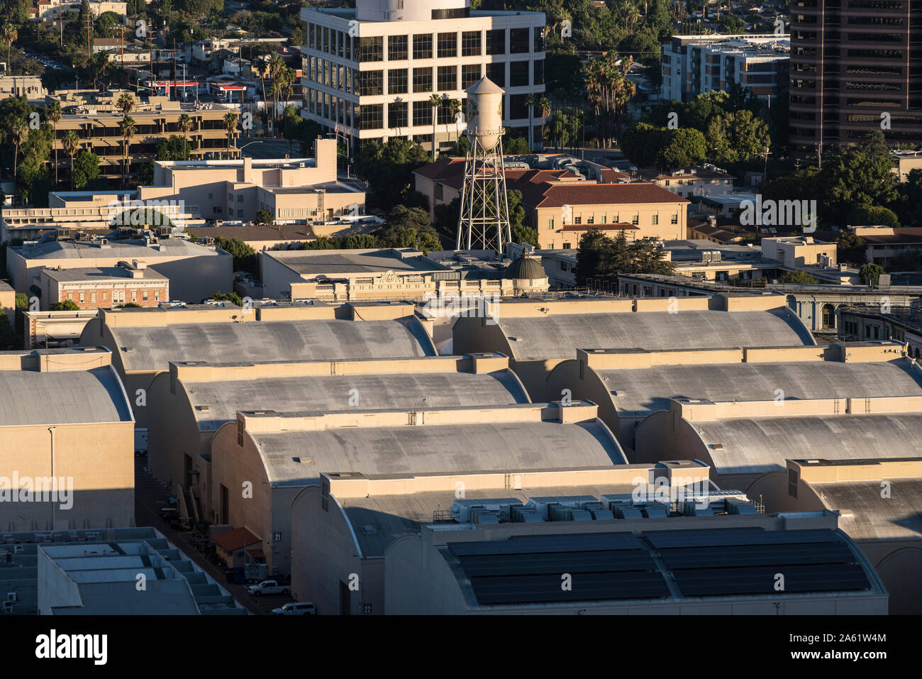 Burbank, Kalifornien, USA - 20. Oktober 2019: Morgen Blick auf historische Ateliers mit geschwungenen Dächern an der Warner Brothers Studio Lot in der Nähe von Los Ein Stockfoto