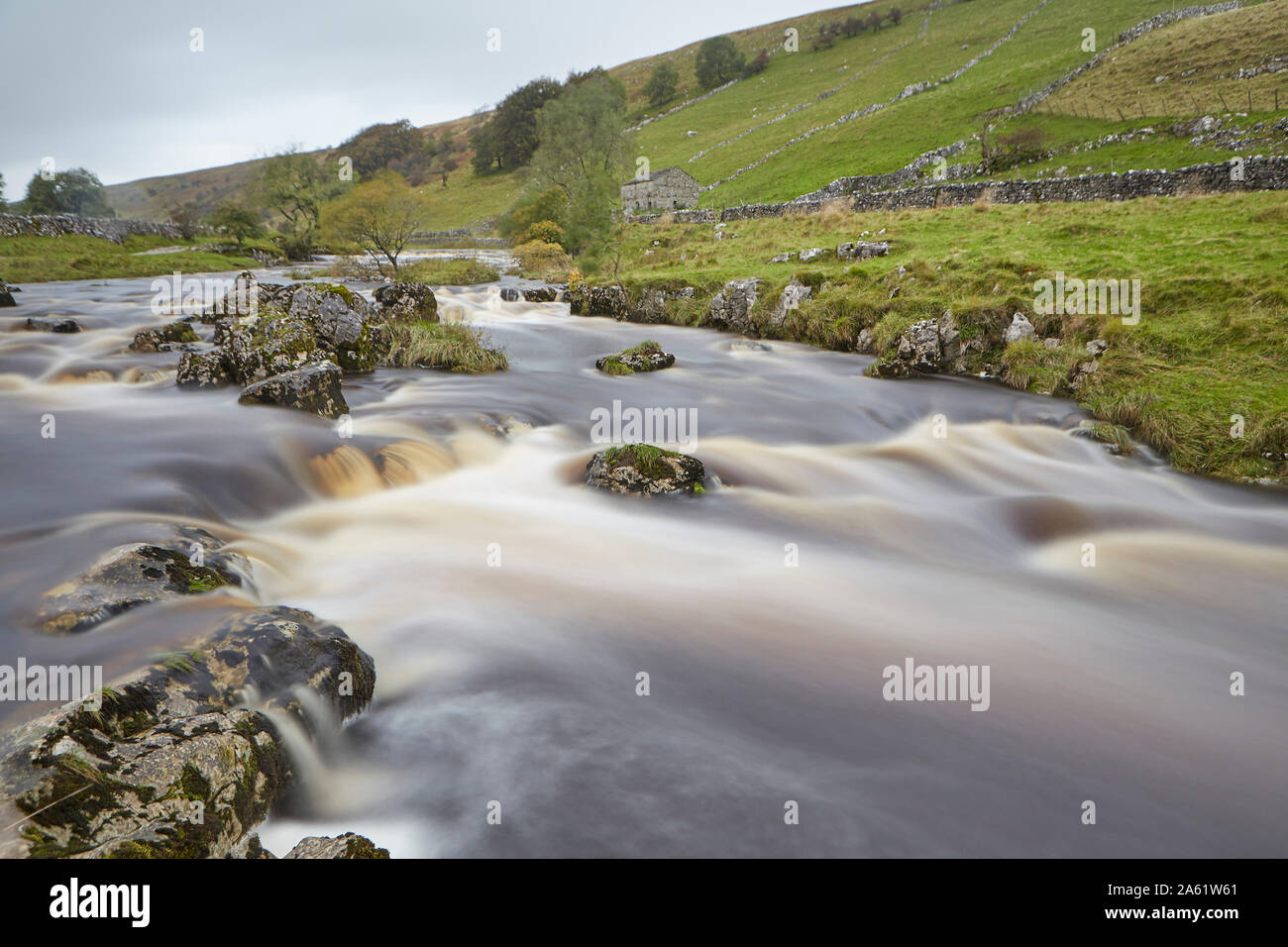 River Wharfe, Langstrothdale, Deepdale, Yorkshire Dales National Park, im oberen Bereich mit Wharfedale neben der Dales weg. Stockfoto