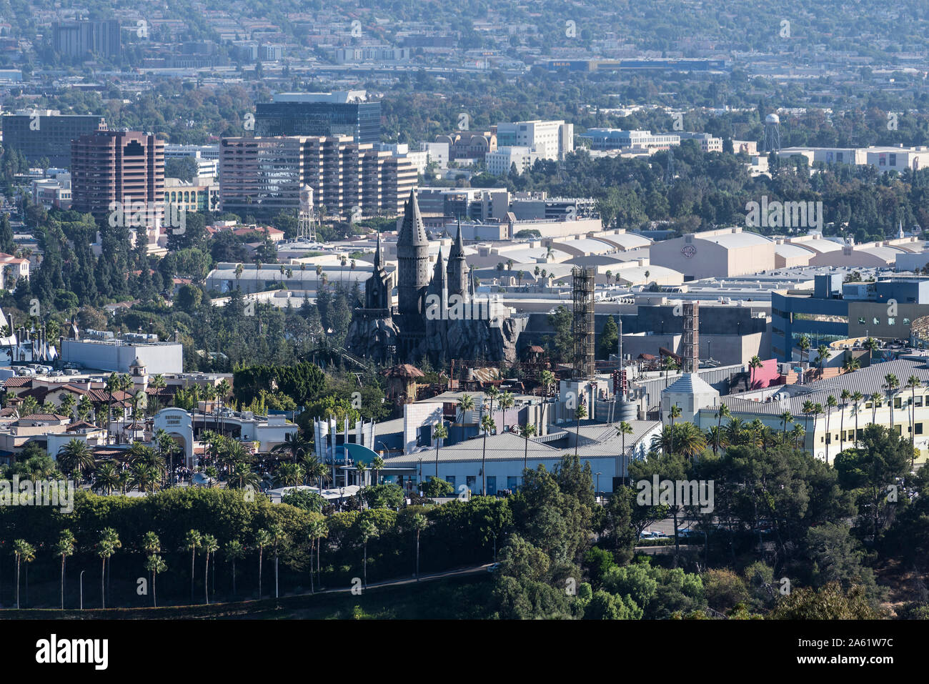 Los Angeles County, Kalifornien, USA - 20. Oktober 2019: Morgen Blick auf Universal City Hollywood Attraktionen und Warner Bros Ateliers. Stockfoto