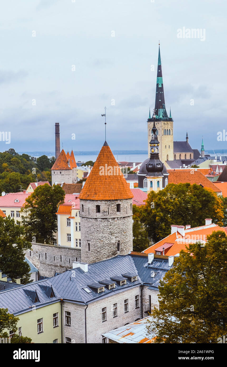 Schöne Stadtbild in der estnischen Hauptstadt Tallinn mit dominanten St. Olaf Kirche. Baptist Church. Eine der wichtigsten Sehenswürdigkeiten in Estland. Stadtzentrum mit der historischen Mauern von Tallinn. Stockfoto