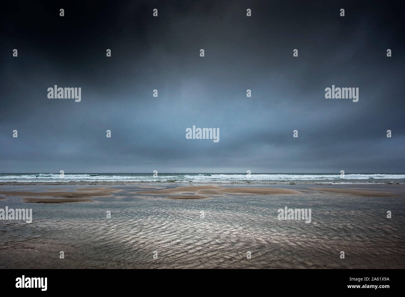 Dunkle dramatische stürmischen Wolken auf den Fistral Beach in Newquay in Cornwall. Stockfoto