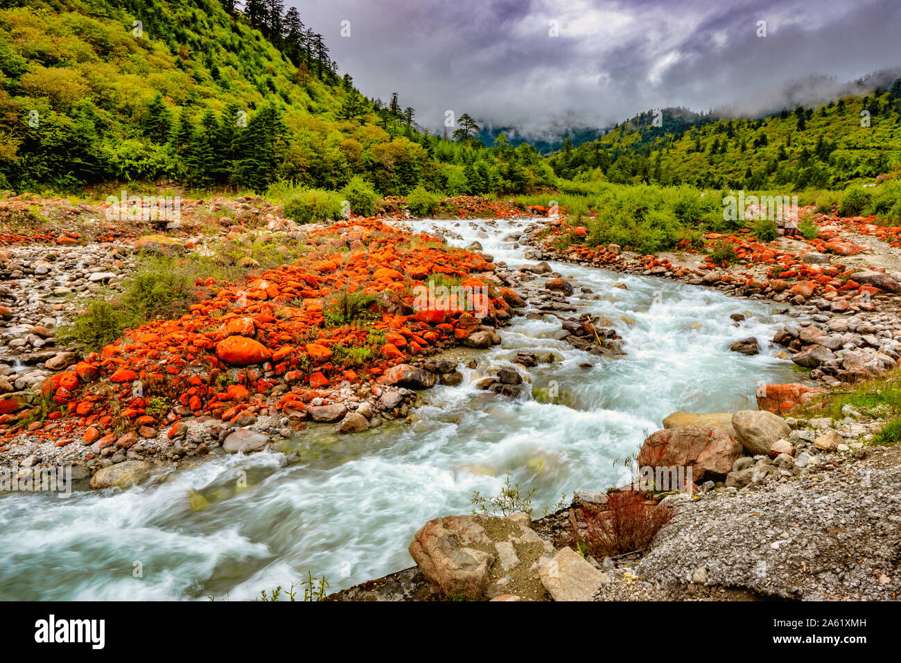 Red Rock Beach befindet sich in der Mündung des Flusses innerhalb von Hailuogou Yajiageng malerische Gegend, Luding Grafschaft, Ganzi tibetischen autonomen Region. Stockfoto