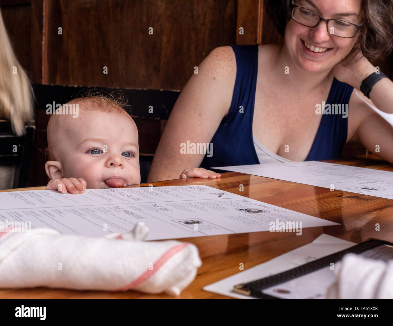 Detroit, Michigan - Einjahres Hendrix Hjermstad mit seiner Mutter, Mariel Hjermstad, für das Mittagessen bei verlangsamt Bar BQ bereit. Stockfoto