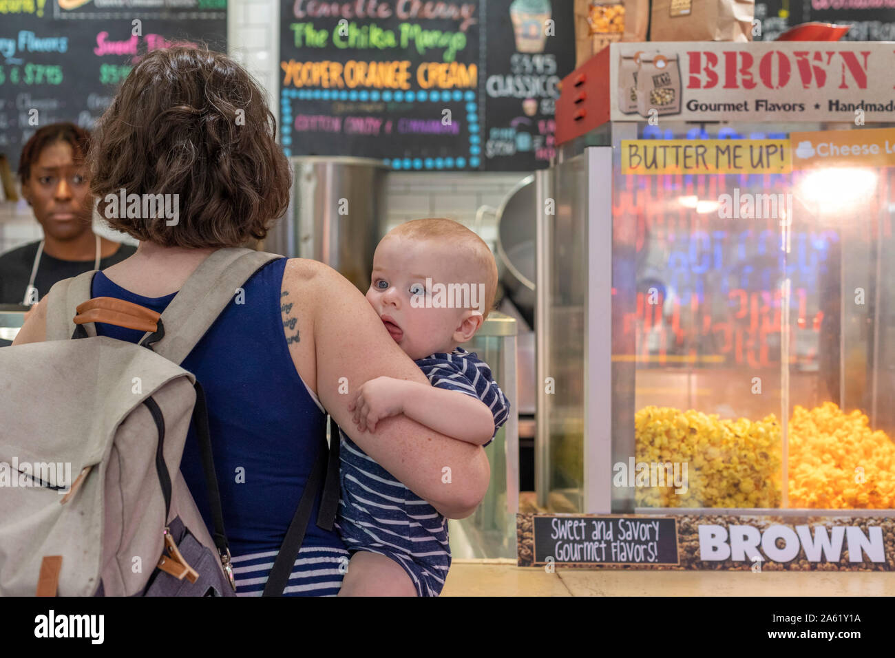 Detroit, Michigan - Mariel Hjermstad trägt Ihr einjährigen Sohn, Hendrix, während der Einkauf am Detroit Wasser Eis Fabrik. Stockfoto