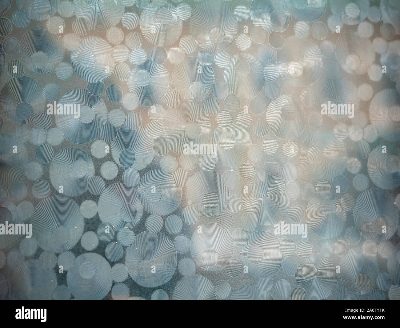 Oberfläche aus Glas mit dekorativen Elementen auf einer Fläche. Hintergrund für Design. Frost Imitation im Fenster". Die Inneneinrichtung. Holprige geprägtem Hintergrund Text Stockfoto