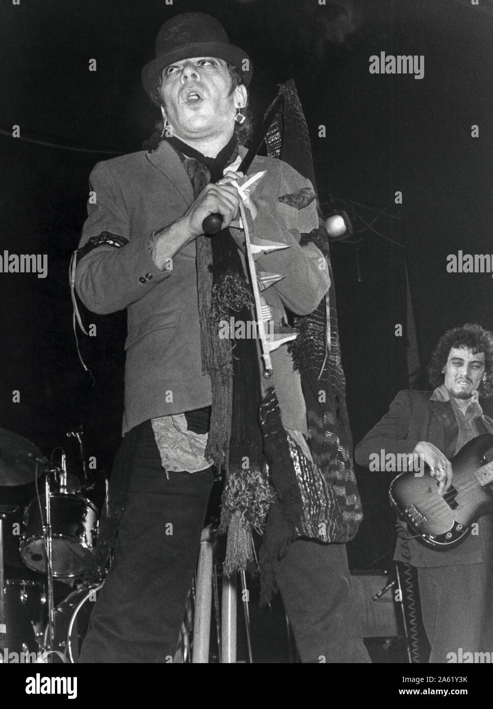 Ian Dury britischer Sänger und Songwriter an der Szene während Konzert Stockfoto