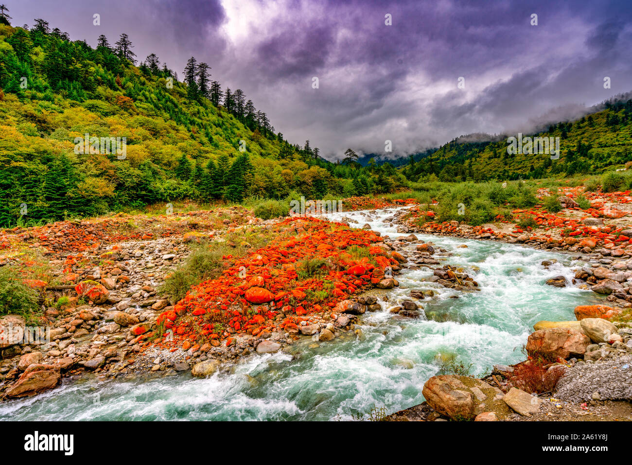 Red Rock Beach befindet sich in der Mündung des Flusses innerhalb von Hailuogou Yajiageng malerische Gegend, Luding Grafschaft, Ganzi tibetischen autonomen Region. Stockfoto