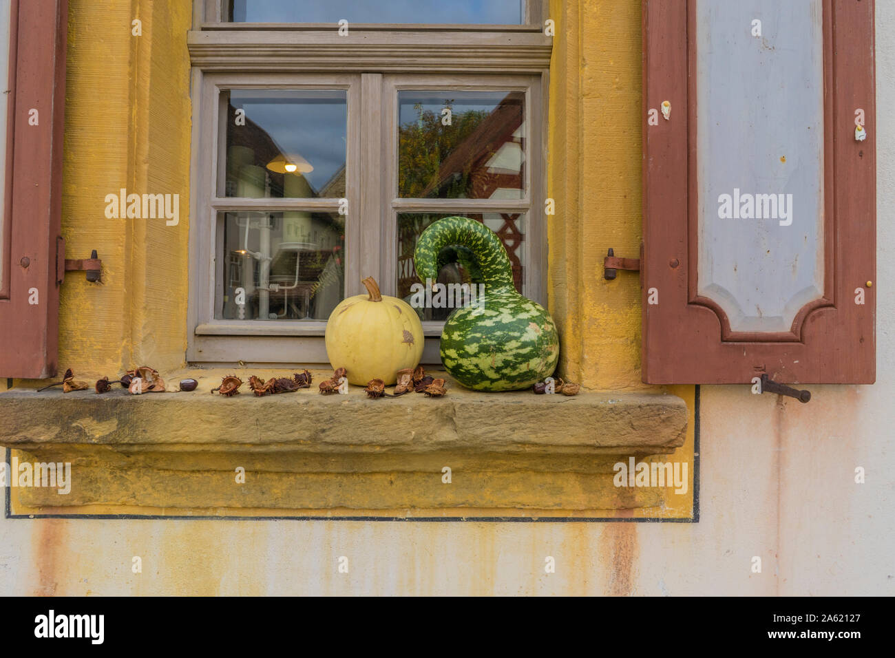 Bad Windsheim, Deutschland - 16. Oktober 2019: Blick auf ein Fenster mit herbstlichen Kürbisse, romantischen Herbst. Alte deutsche Dörfer. Stockfoto