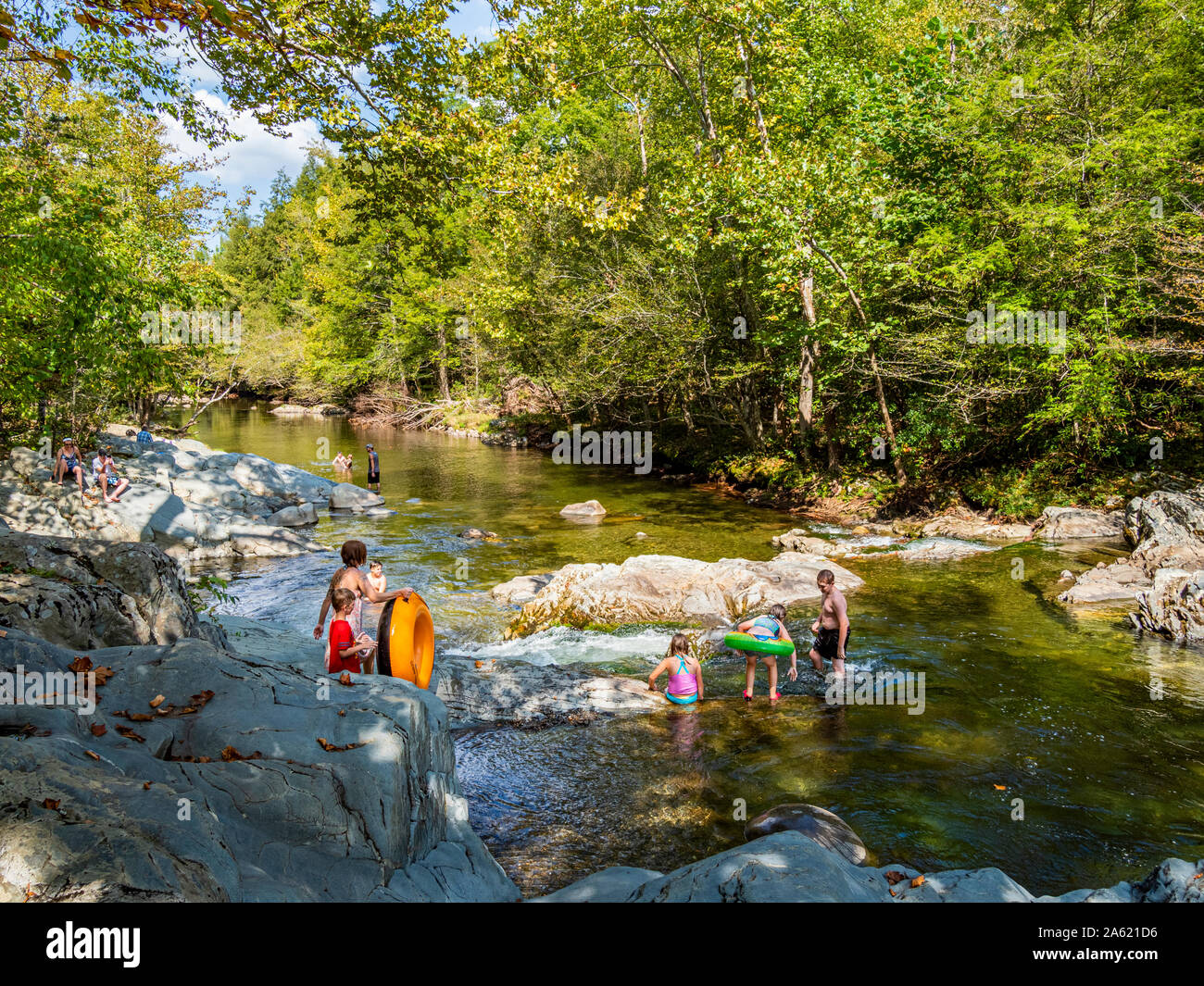 Die Menschen in den Little Pigeon River im Greenbrier Bereich der Great Smoky Mountains National Park in Tennessee in den Vereinigten Staaten Stockfoto