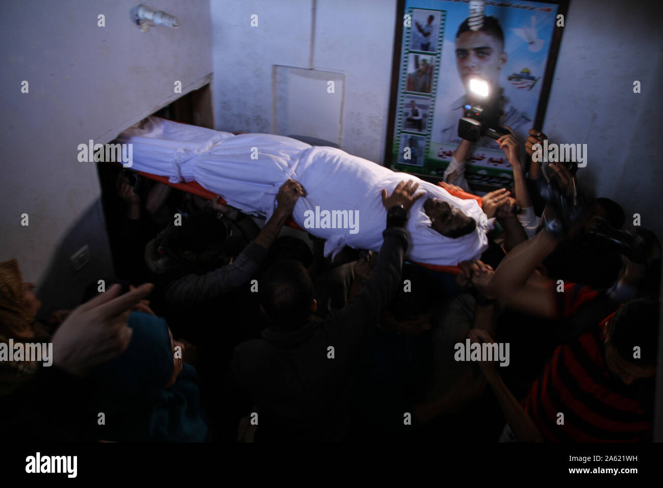 Oktober 23, 2019: Gaza, Palästina. 23. Oktober 2019. Palästinensischen Emad Shahin Khalil ist seinen endgültigen Abschied während seiner Beerdigung in der Al-Nuseirat Flüchtlingslager im Gazastreifen gegeben. Emad Khalil Shahin, 17, hatte, starb Stunden nach israelischen Soldaten erschossen und verletzten ihn am 3. November 2018, während der Proteste in Gaza. Emad Begräbnis und Beerdigung stattgefunden haben fast ein Jahr nach seinem Tod, als sein Körper hatte durch die israelische Armee für mehrere Monate gehalten worden und wurde erst vor kurzem zu seiner Familie zurückgekehrt. Al Mezan Zentrum für Menschenrechte verurteilte Israels Politik der Beibehaltung der Dea Stockfoto