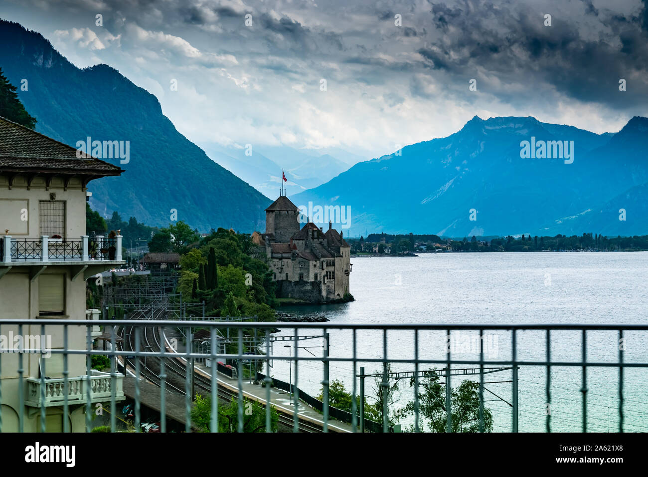 Blick auf das mittelalterliche Schloss Chillon im Kanton Waadt in der Schweiz. Genfer See und Blick auf die Alpen, Foto aus einem fahrenden Auto. Stockfoto