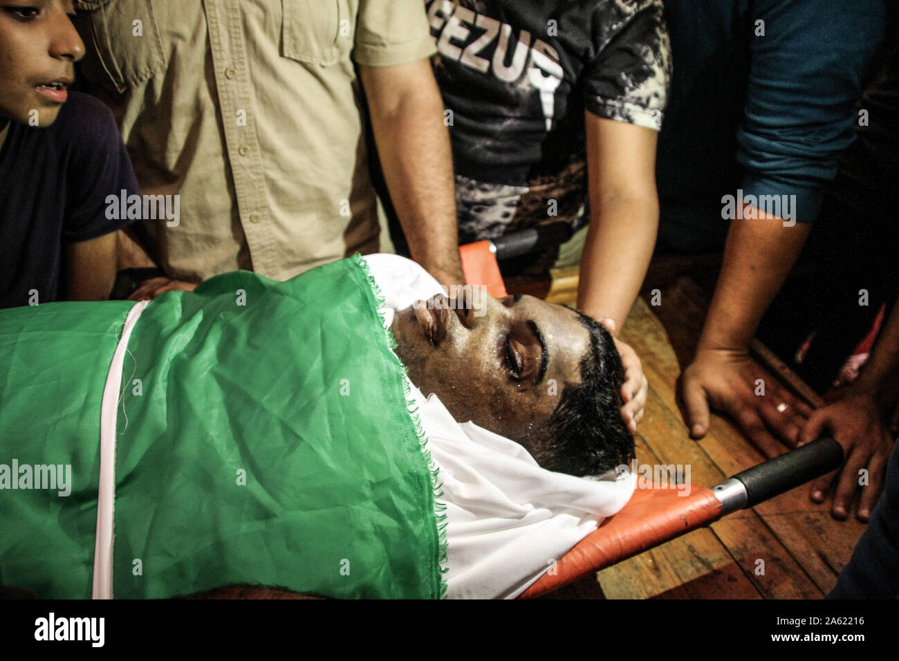 Oktober 23, 2019: Gaza, Palästina. 23. Oktober 2019. Palästinensischen Emad Shahin Khalil ist seinen endgültigen Abschied während seiner Beerdigung in der Al-Nuseirat Flüchtlingslager im Gazastreifen gegeben. Emad Khalil Shahin, 17, hatte, starb Stunden nach israelischen Soldaten erschossen und verletzten ihn am 3. November 2018, während der Proteste in Gaza. Emad Begräbnis und Beerdigung stattgefunden haben fast ein Jahr nach seinem Tod, als sein Körper hatte durch die israelische Armee für mehrere Monate gehalten worden und wurde erst vor kurzem zu seiner Familie zurückgekehrt. Al Mezan Zentrum für Menschenrechte verurteilte Israels Politik der Beibehaltung der Dea Stockfoto
