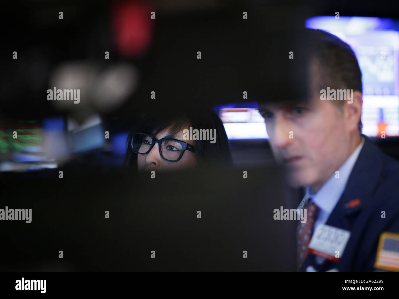 New York, Vereinigte Staaten. 23 Okt, 2019. Händler arbeiten an der den Boden der New York Stock Exchange an der Öffnung Glocke an der Wall Street in New York City am Mittwoch, 23. Oktober 2019. Foto von John angelillo/UPI Quelle: UPI/Alamy leben Nachrichten Stockfoto