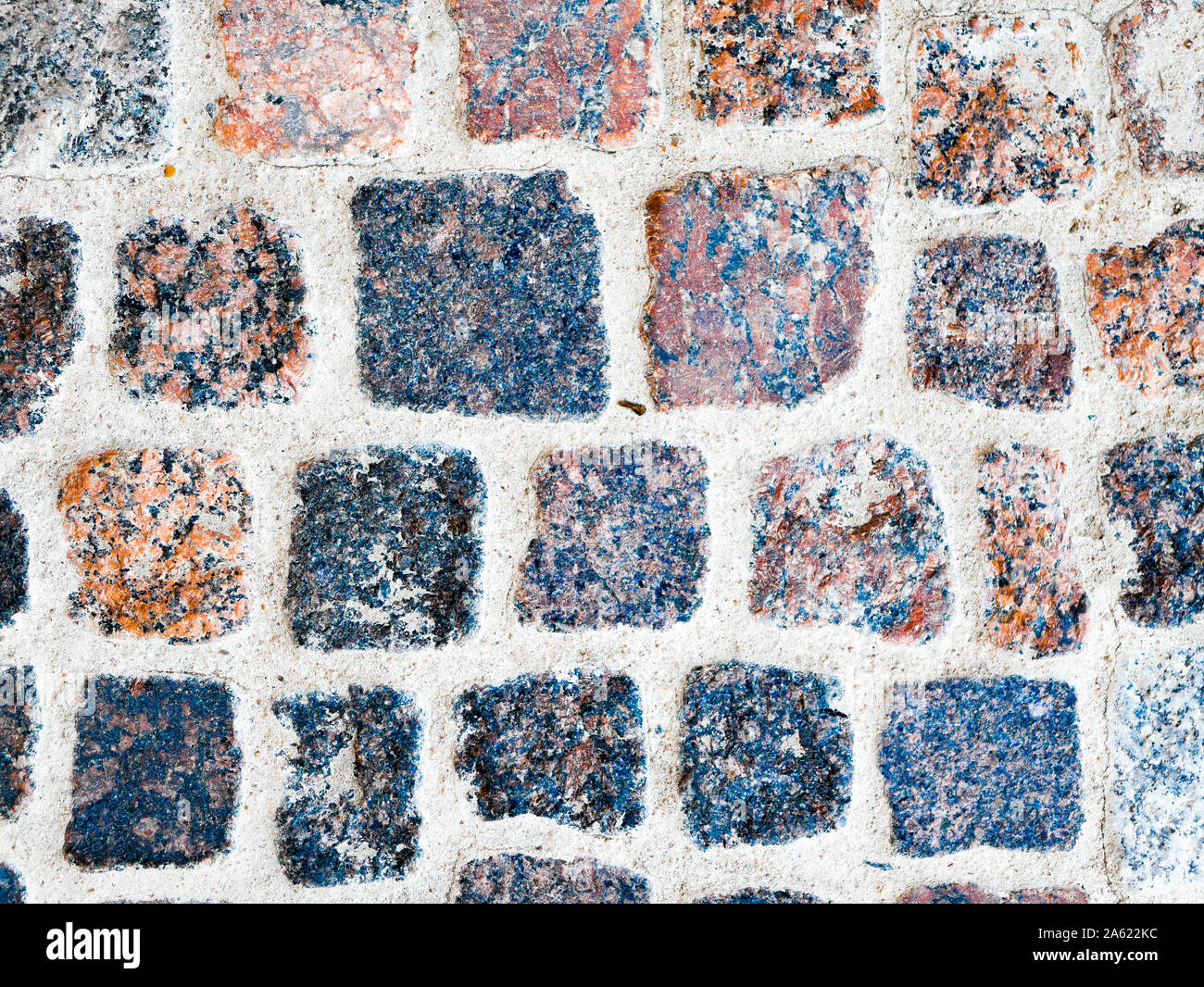 Alte Pflasterstein hautnah. Ein Teil der alten Mauer aus Stein für Hintergrund oder Textur. Grunge alten grauen Stein Wand Hintergrund mit Moos hautnah. Rauer Stein Stockfoto
