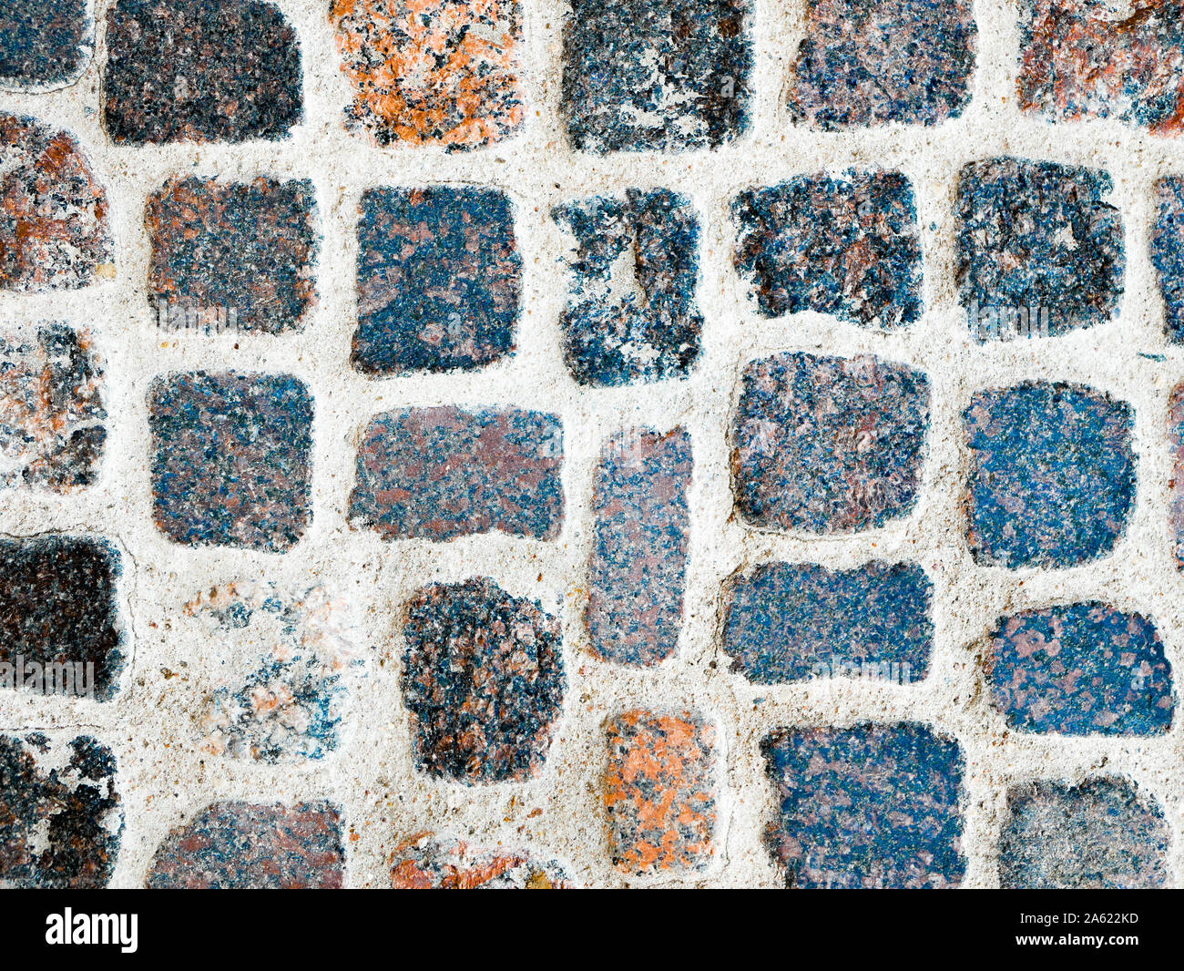 Alte Pflasterstein hautnah. Ein Teil der alten Mauer aus Stein für Hintergrund oder Textur. Grunge alten grauen Stein Wand Hintergrund mit Moos hautnah. Rauer Stein Stockfoto