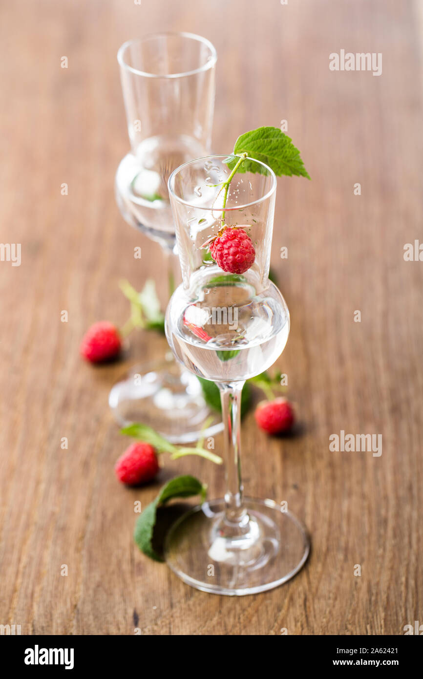 2 Gläser himbeere Schnaps Stockfoto