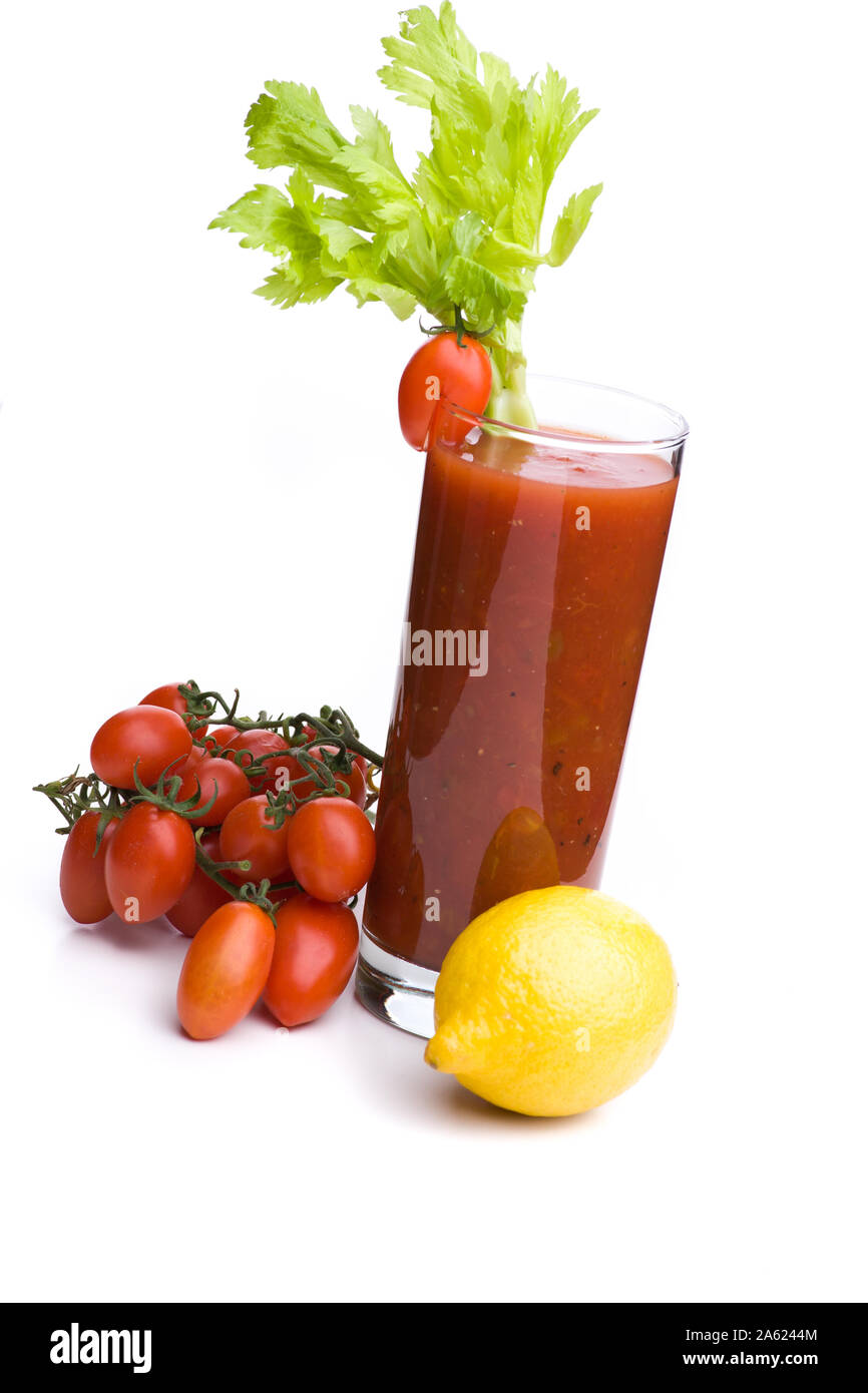 Klassische Cocktails: Bloody Mary mit Zutaten Stockfoto
