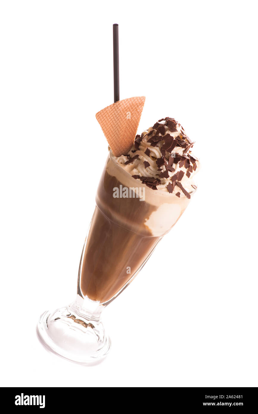 Eiskaffee mit Schokolade besprüht, Stroh und Waffel auf weißem Hintergrund Stockfoto