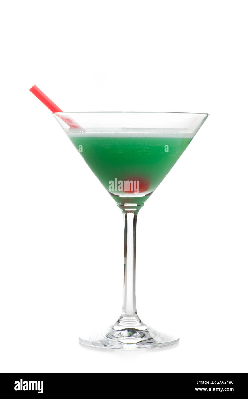 LUST - ein grüner Cocktail mit Kirsche auf weißem Hintergrund Stockfoto