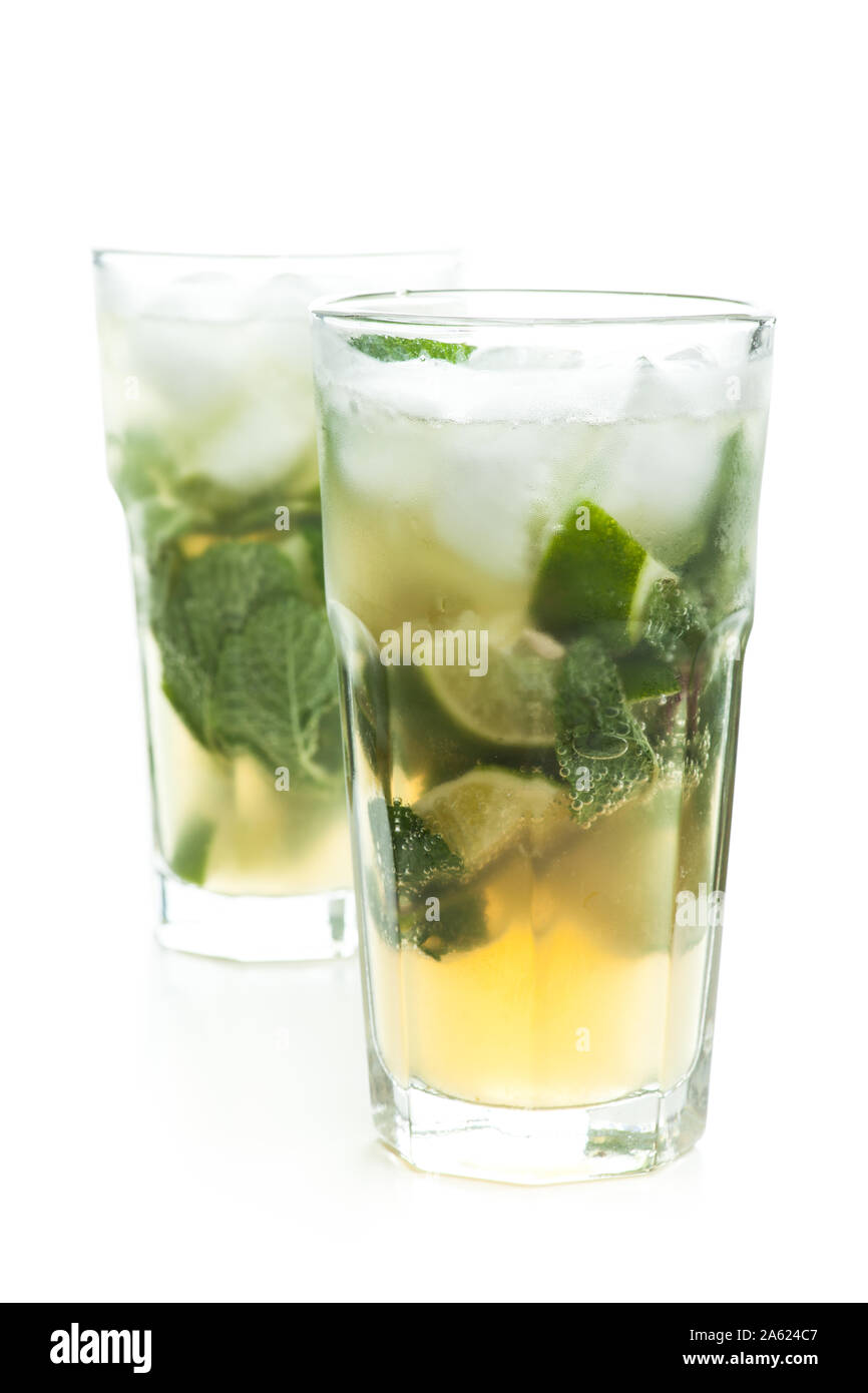 Zwei Cocktails mit Minze auf weißem Hintergrund Stockfoto
