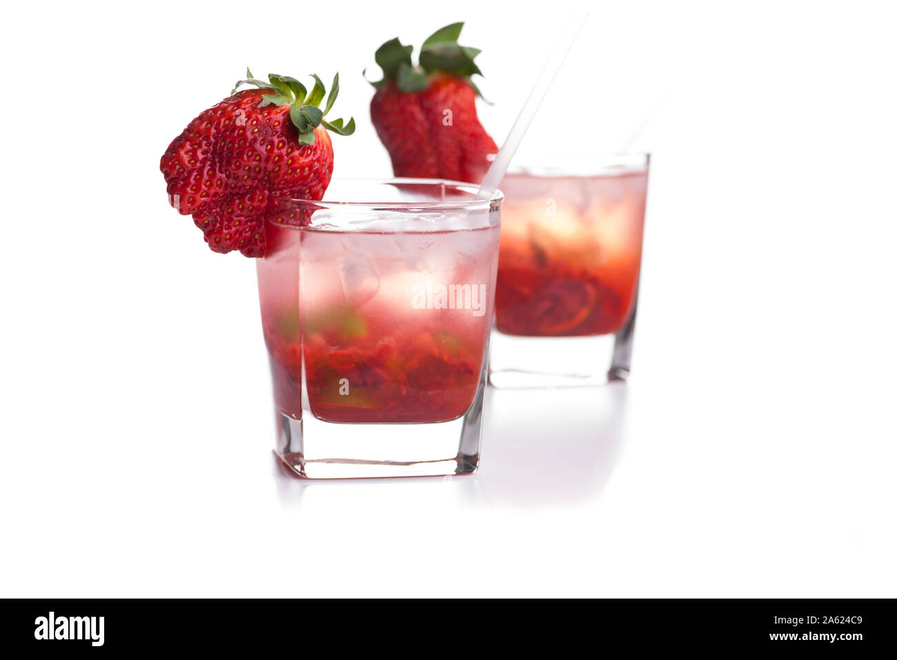 Zwei Cocktails mit Erdbeeren auf weißem Hintergrund Stockfoto