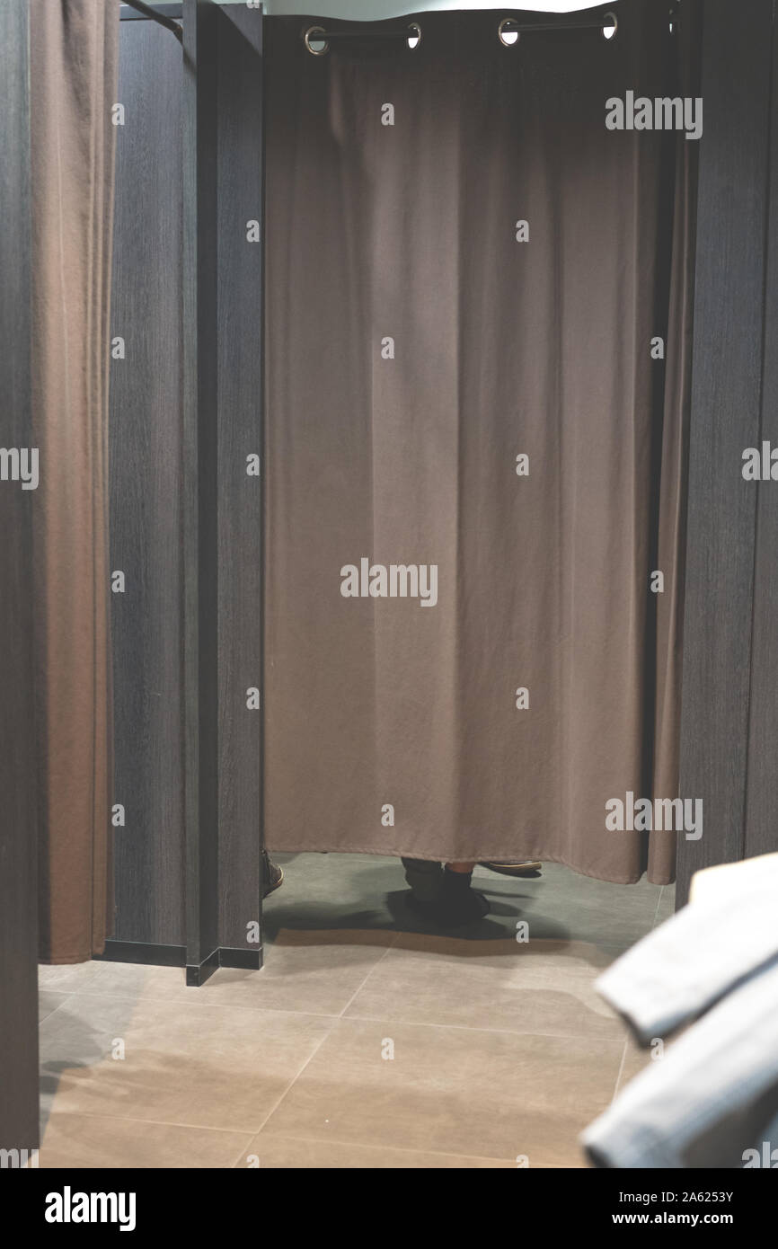 Fashion Boutique Innenraum, Montage Zimmer. Der Kunde änderungen Kleidung im Ankleidezimmer Stockfoto