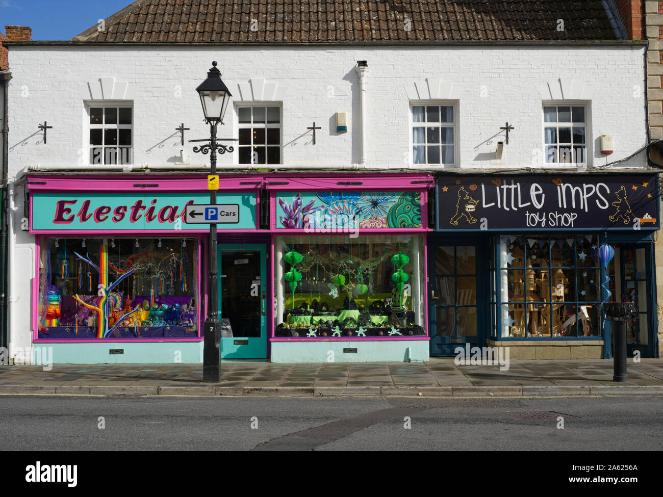 Bunte Fassaden von Elestial Kristall und Schmuck Shop und Little Imp Toy Shop auf Magdalena St, in Glastonbury, Somerset, Großbritannien Stockfoto